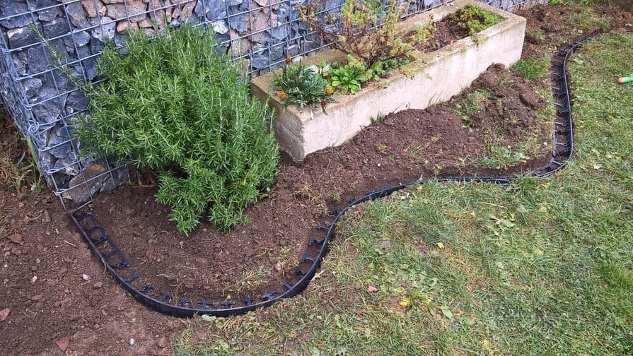 Pokládka obrubníků (4. krok): Uložení do zeminy